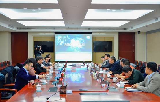 说明: 2015年11月15日石拐区委书记在石拐区政府与法国丽夏航空公司就当地情况介绍座谈会。.jpg